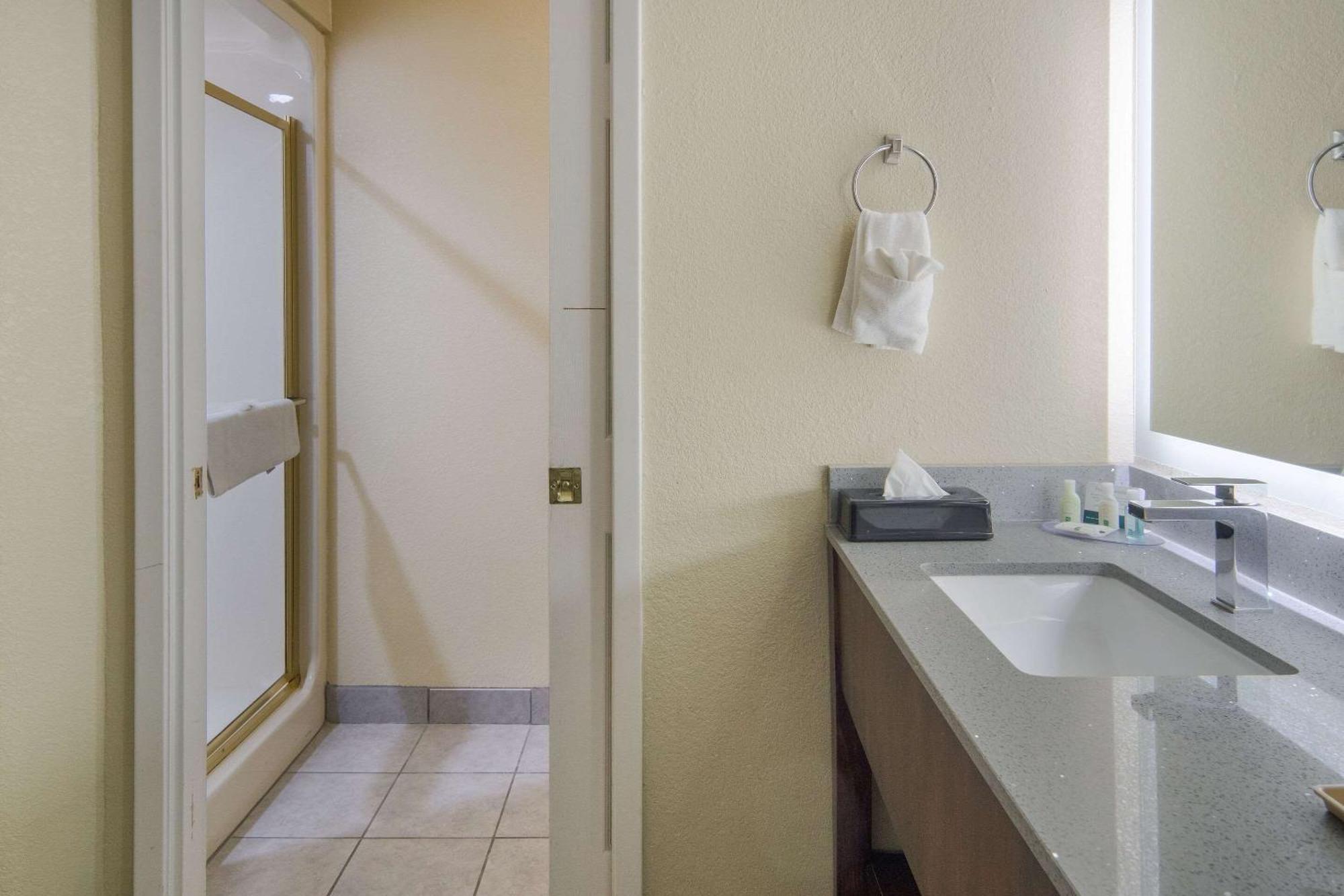 Quality Inn & Suites Roanoke - Fort Worth North Exterior foto